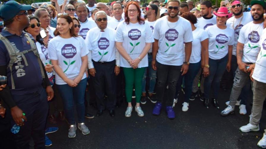 Desbordante apoyo recibe Canó en marcha por la no violencia contra la mujer