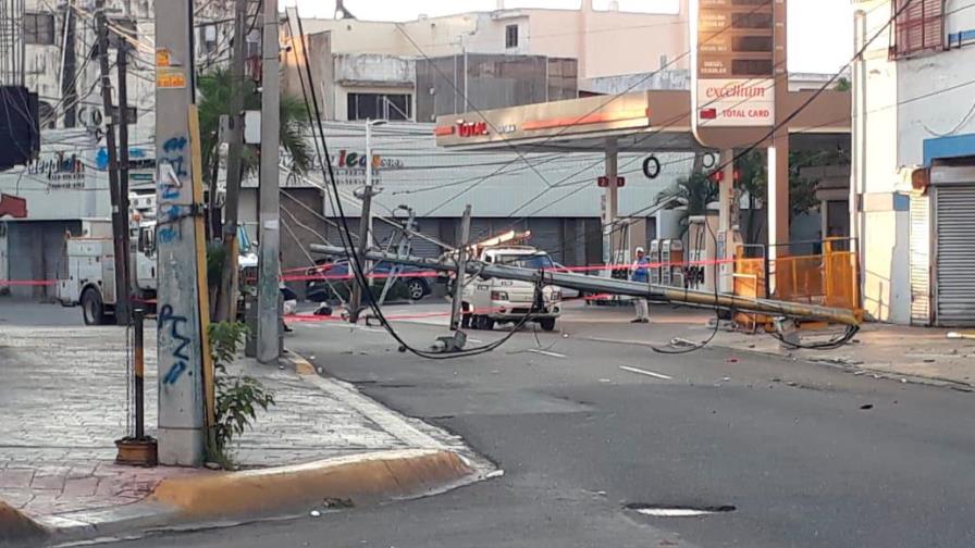 Carro derriba poste del tendido eléctrico durante accidente de tránsito 