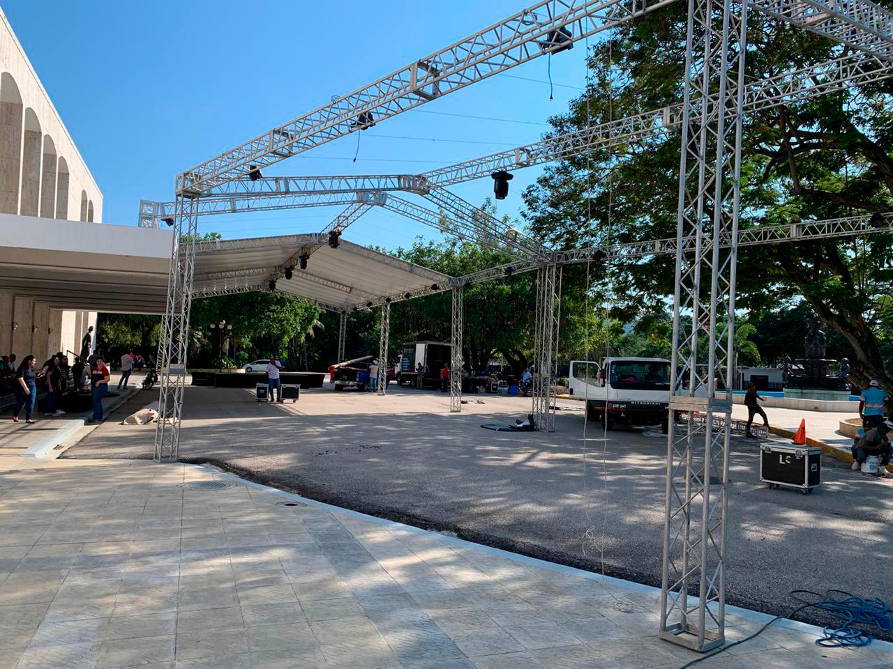 Obreros y técnicos trabajan este domingo en el montaje de la alfombra roja