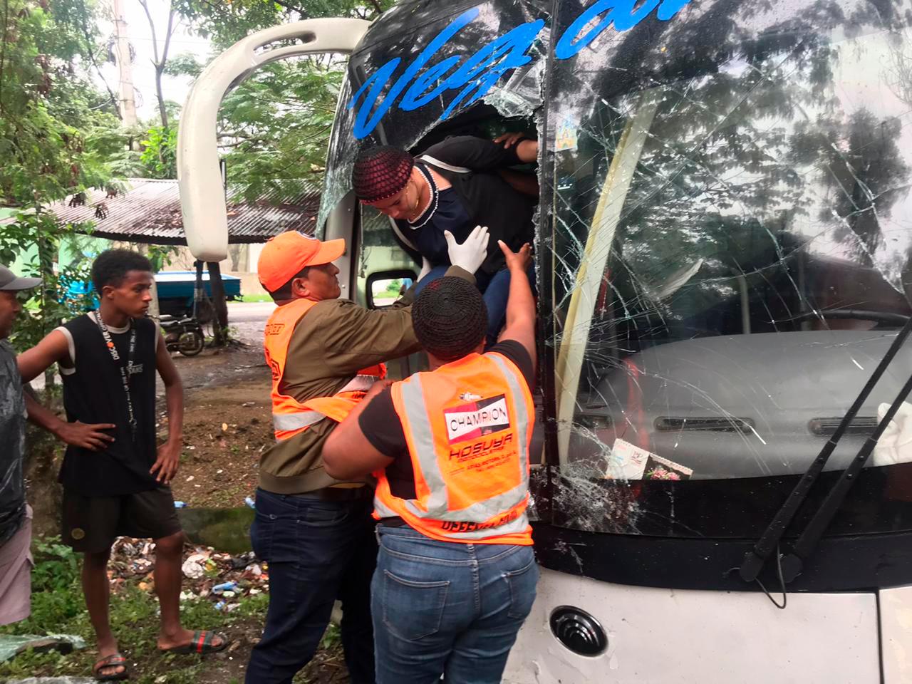 Socorristas sacando a las personas del autobús por la parte delantera.