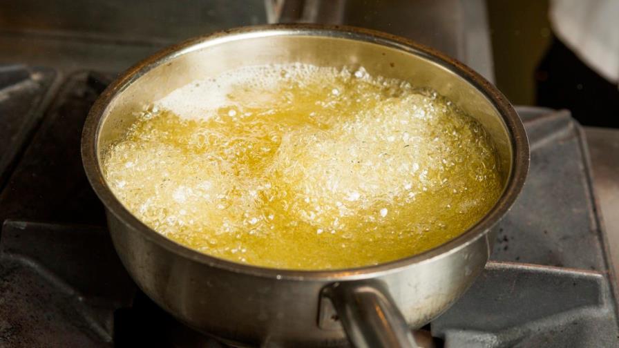 Hombre lanza aceite caliente a su esposa mientras dormía