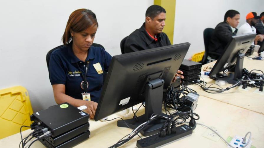 JCE inicia integración del padrón y boletas electorales a equipos de voto automatizado JCE inicia integración del padrón y boletas electorales a equipos de voto automatizado