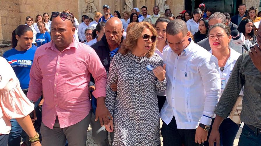 Aspirantes a diputados piden renuncia de Iris Guaba en el Plan Social de la Presidencia Aspirantes a diputados piden renuncia de Iris Guaba en el Plan Social de la Presidencia