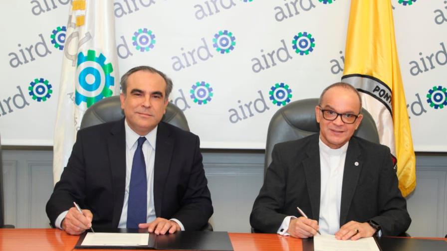 Asociación de Industrias y la Pontificia Universidad Católica Madre y Maestra firman convenio 