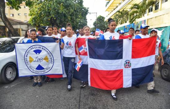 Estudiantes realizan caminata en conmemoración al Mes de la Patria