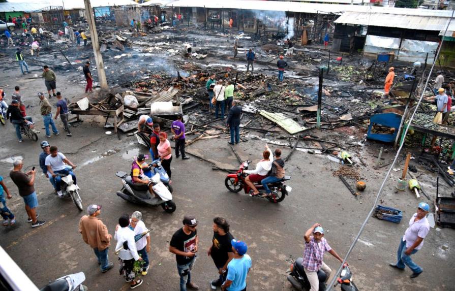 Cortocircuito provocó fuego que afectó el 60 por ciento del mercado público de La Vega