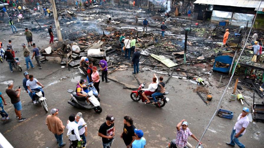 Cortocircuito provocó fuego que afectó el 60 por ciento del mercado público de La Vega