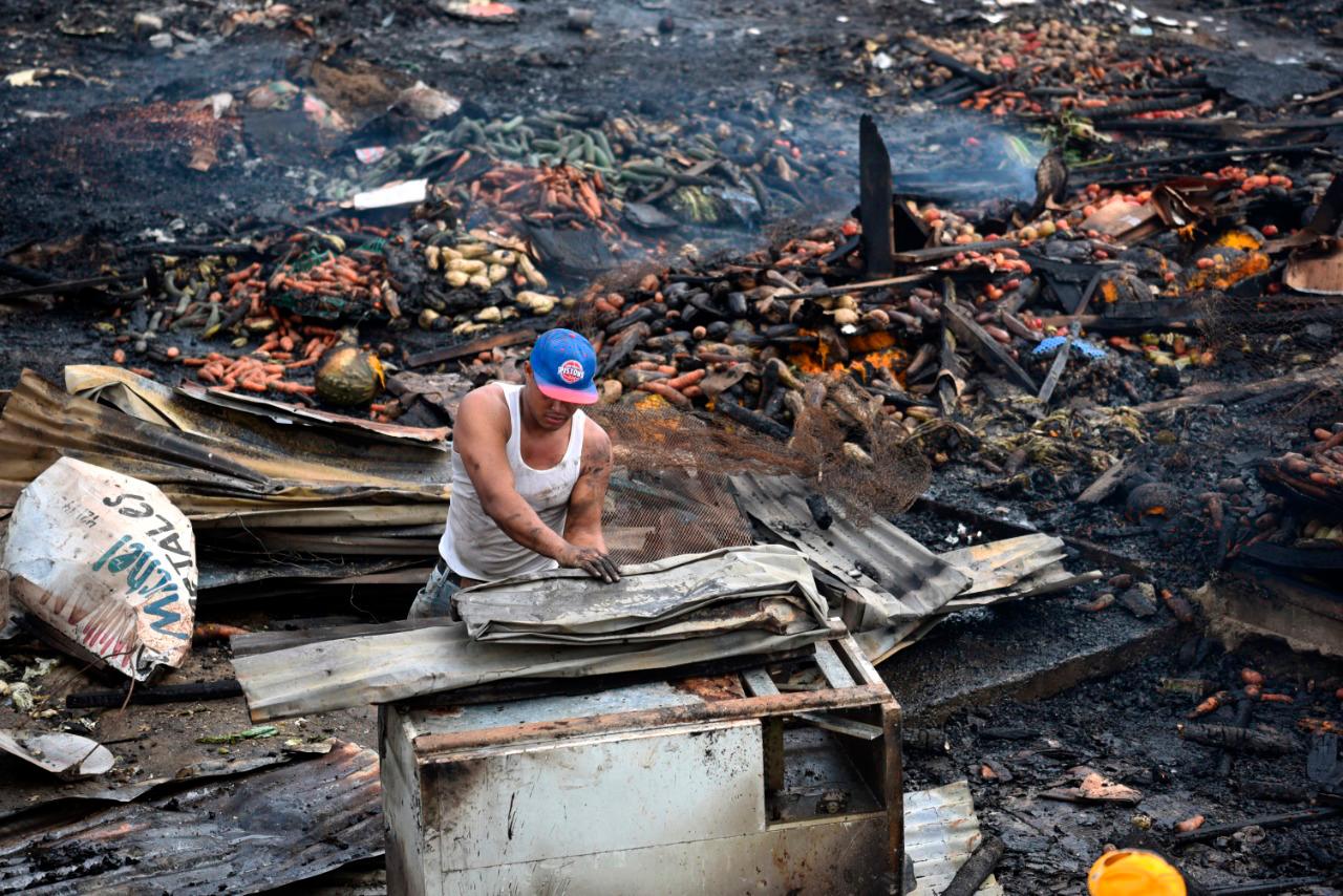 El incendio redujo a cenizas el 60% de los locales del mercado. 