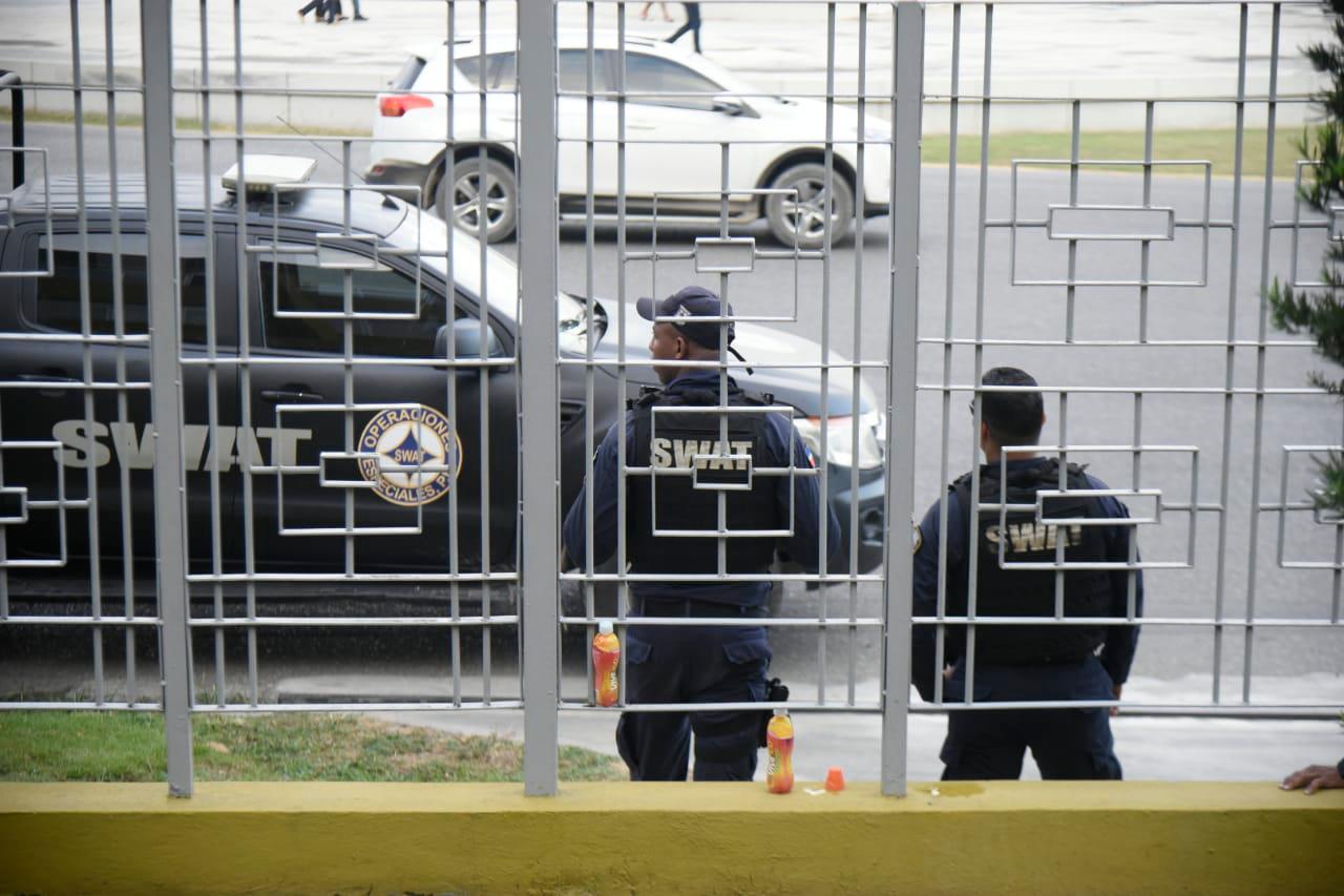 Militares custodian los alrededores de la JCE. 