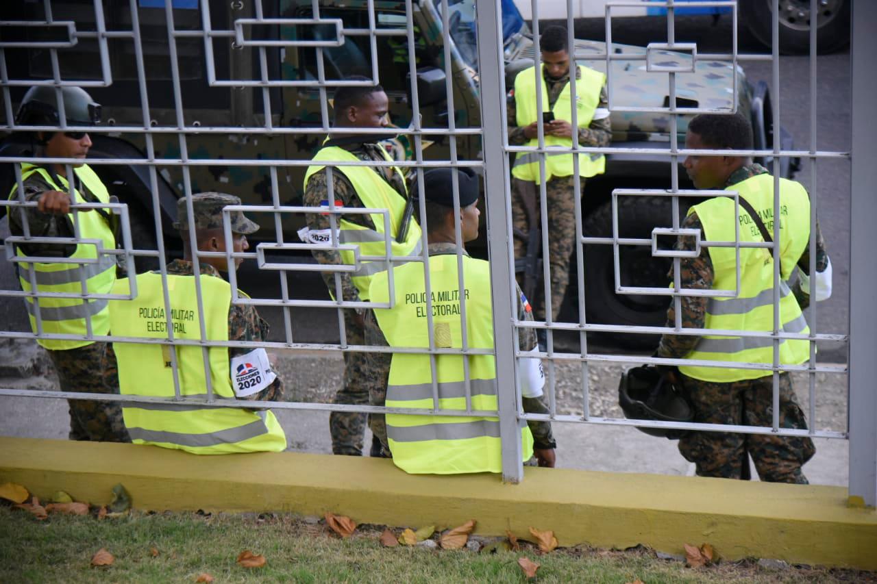 Militares custodian los alrededores de la JCE. 