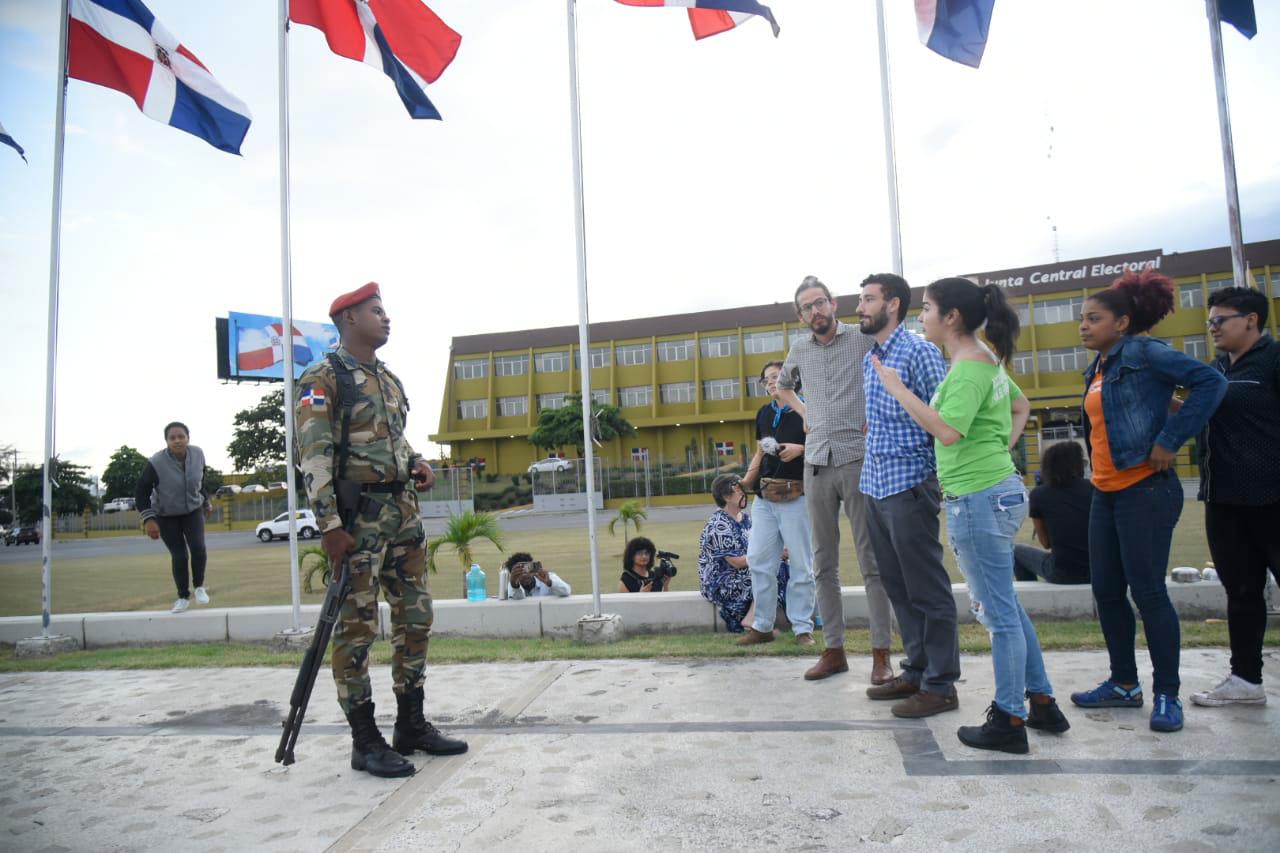 Simpatizantes de Alianza País empezaron a reunirse en la Plaza de la Bandera. 