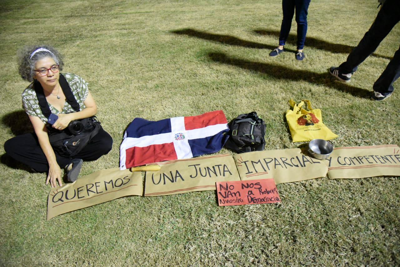 Uno de los letreros que exhiben los manifestantes. 