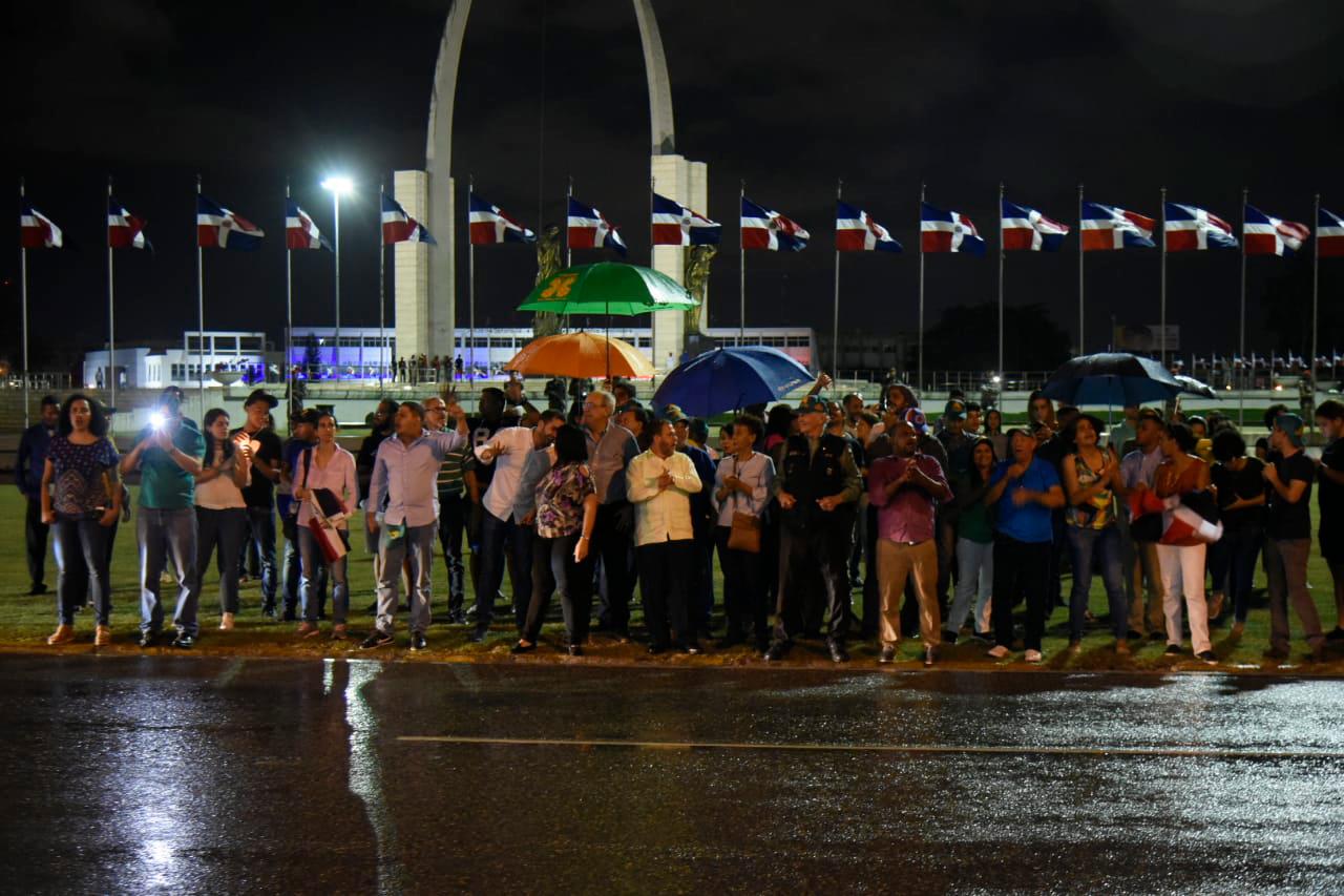 Los manifestantes no se amedrentaron por la lluvia. 