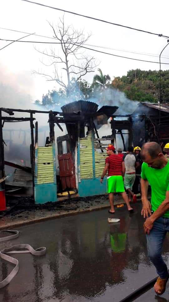 El incendio destruyó al menos dos vivivendas.