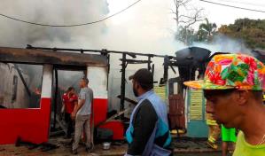 Incendio destruye al menos dos viviendas en Monte Plata