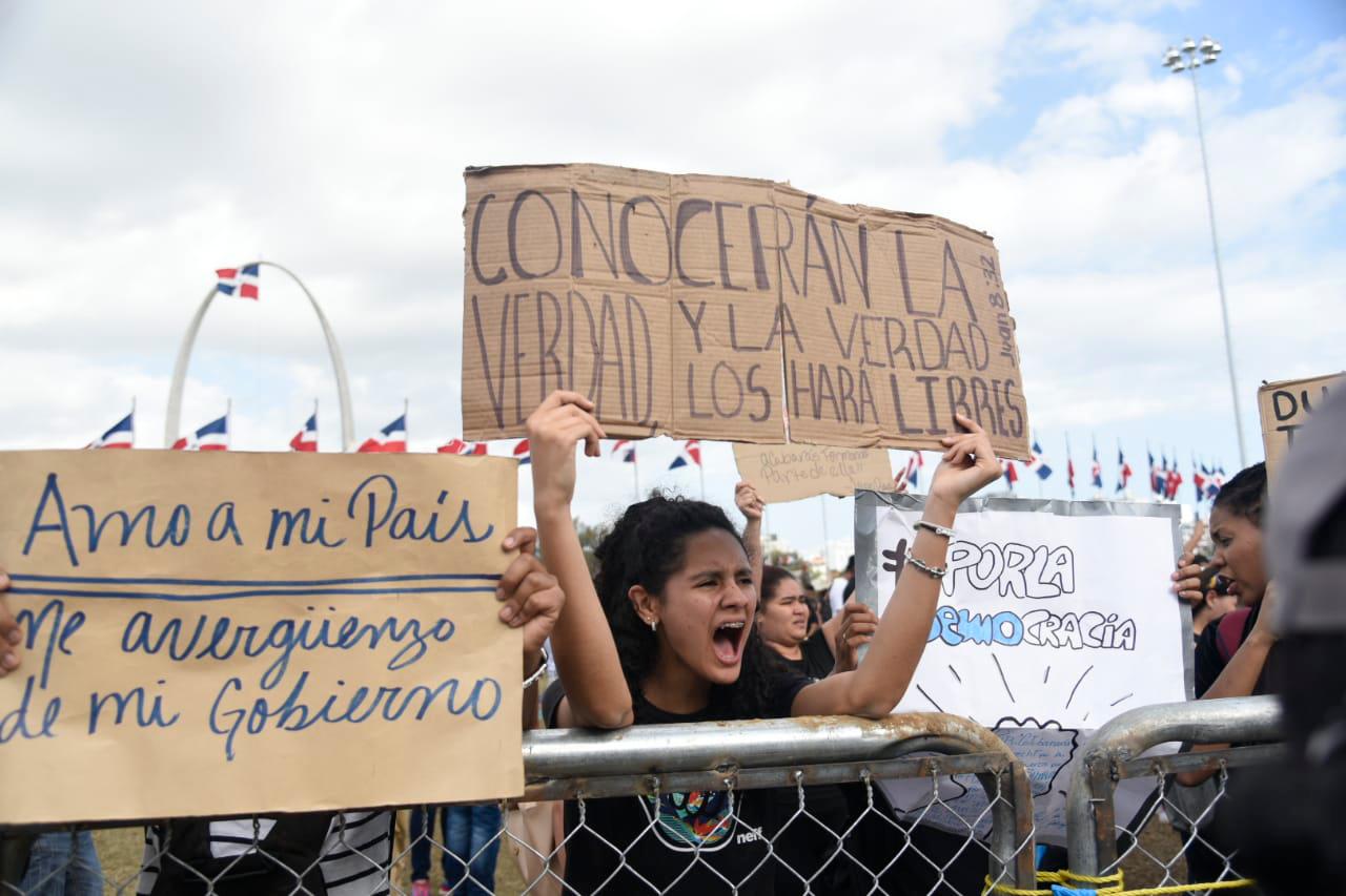 Una manifestante con un cartel en el cual cita un versículo de la Biblia, este miércoles 19 de febrero de 2020.