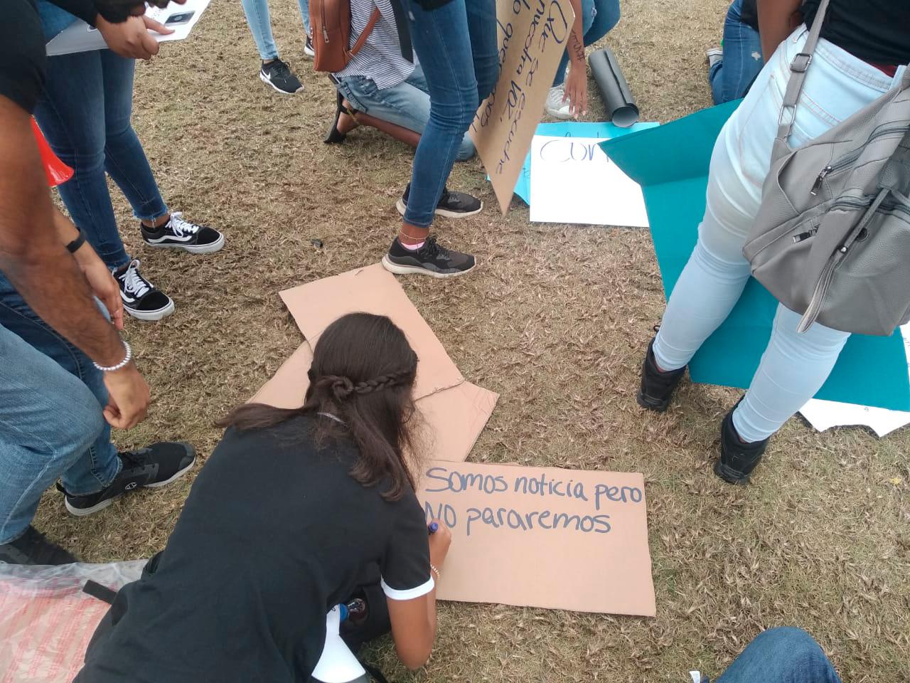 Una joven preparando uno de las pancartas para protestar frente a la sede de la JCE este miércoles 19 de febrero de 2020.