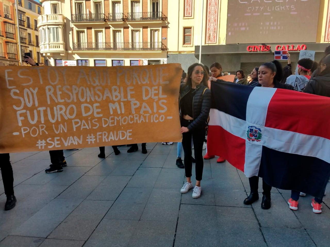 Vista de los manifestantes que protestan en contra del Gobierno dominicano y de los miembros de la Junta Central Electoral. 