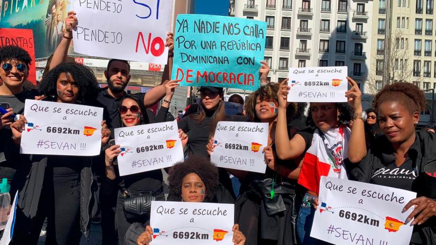 Dominicanos se visten de negro y protestan hasta en España y Estados Unidos Dominicanos se visten de negro y protestan hasta en España y Estados Unidos
