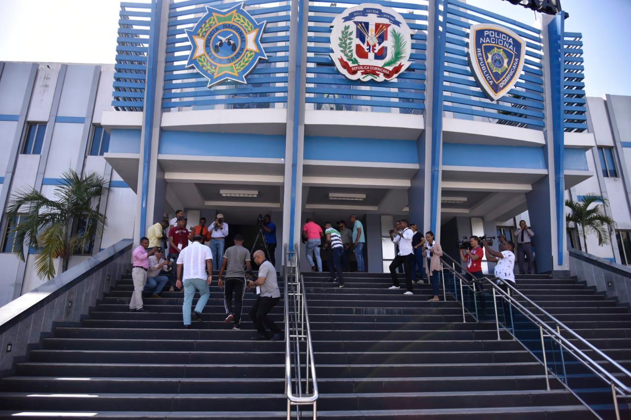Momento cuando el abogado Miguel Valerio entregaba al cabo José De Jesús a la Policía Nacional.