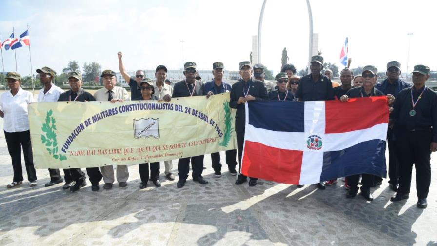 Personas llegan a la Plaza de la Bandera a protestar frente a la JCE