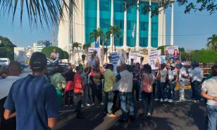 Comienza a llegar gente que participará en marcha de partidos opositores