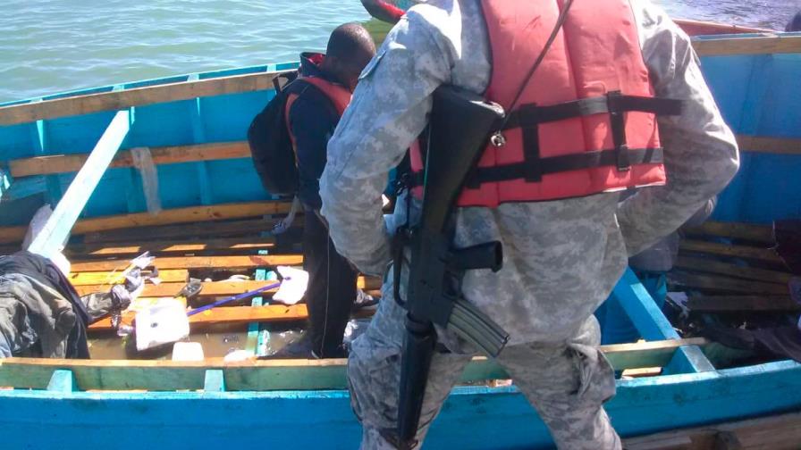 Detienen cinco dominicanos que iban en yola a Puerto Rico Detienen cinco dominicanos que iban en yola a Puerto Rico