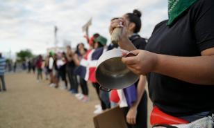 Manifestantes agotan otra jornada de protesta en Plaza de la Bandera