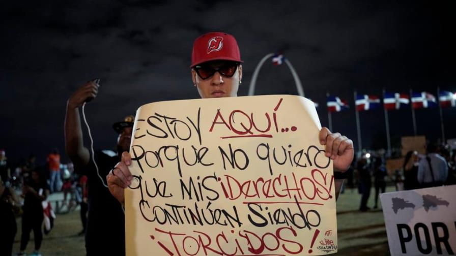 Manifestantes agotan otra jornada de protesta en Plaza de la Bandera