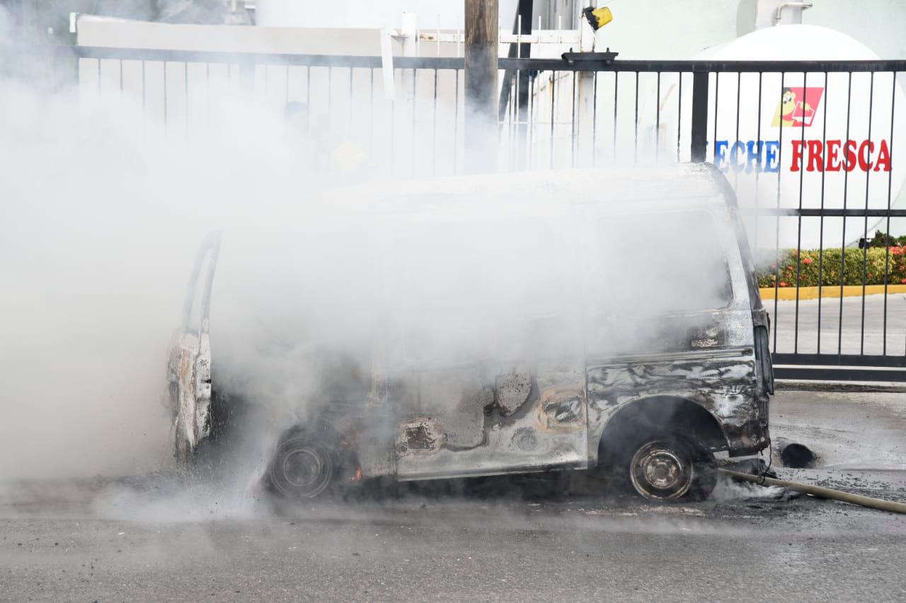 El vehículo que se incendió, este martes 25 de febrero de 2020.