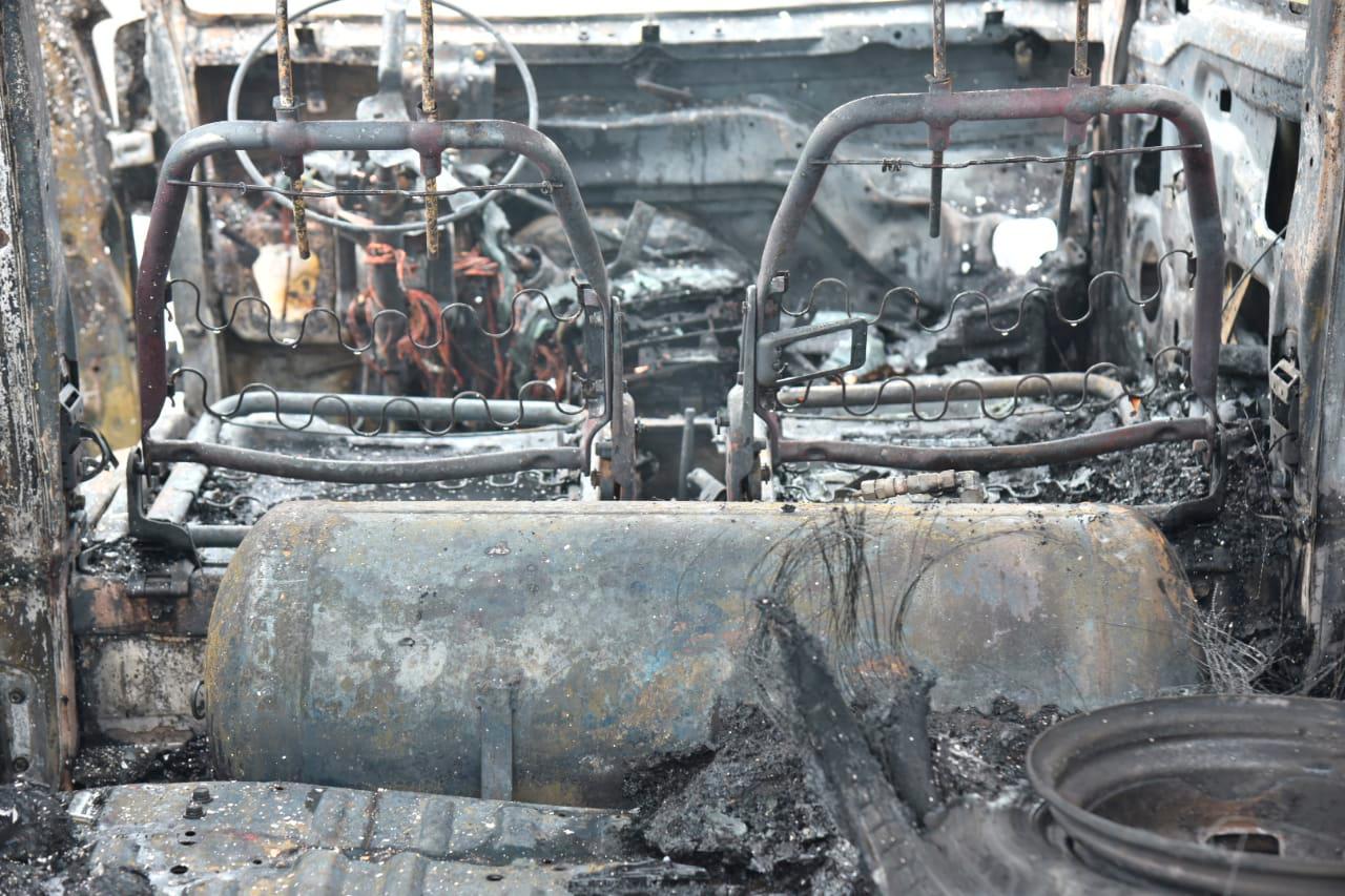 Así quedó el interior del vehículo que se incendió cerca de la JCE, este martes 25 de febrero de 2020.