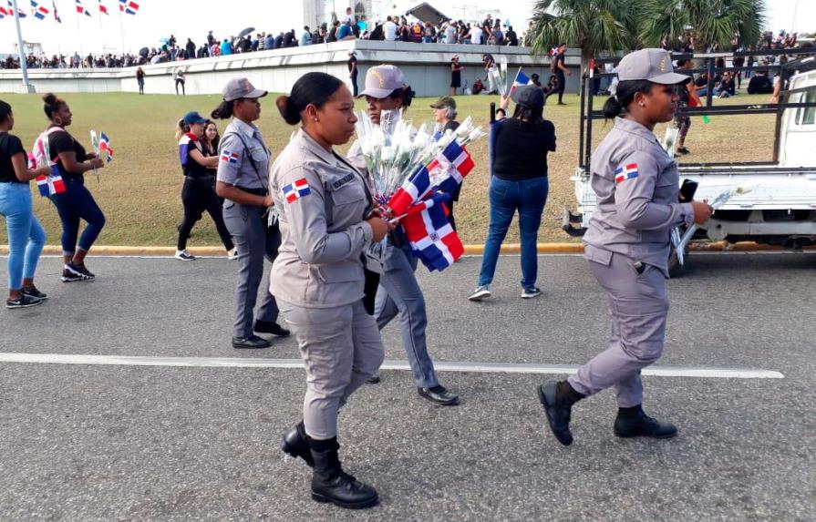 Agentes que custodian el “Trabucazo 2020” entregan rosas y banderines a manifestantes 