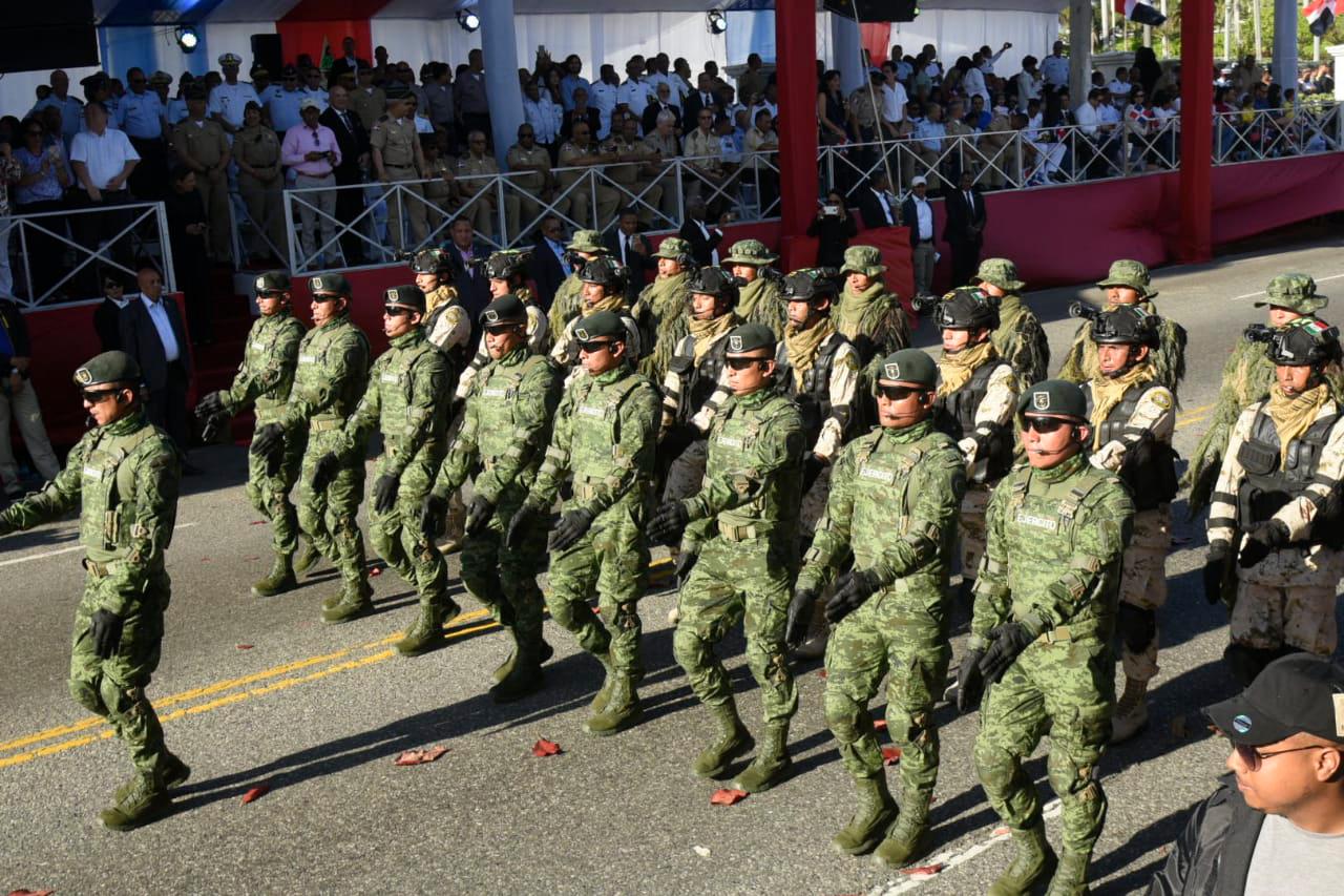 Desfile de los diferentes cuerpos castrenses de la República Dominicana, celebrado en el Malecón, con motivo de la celebración del 176 aniversario de la Independencia Nacional