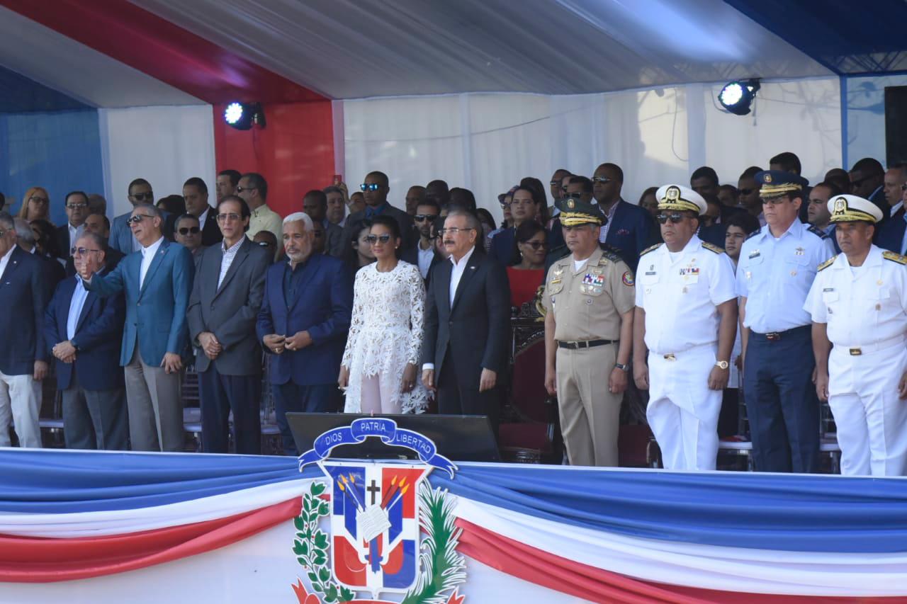 EL presidente Danilo Medina observando desfile de los diferentes cuerpos castrenses de la República Dominicana, celebrado en el Malecón, con motivo de la celebración del 176 aniversario de la Independencia Nacional