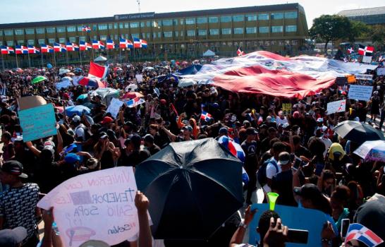 Tras “Trabucazo 2020”, miles se quedaron en la Plaza de la Bandera para protestar