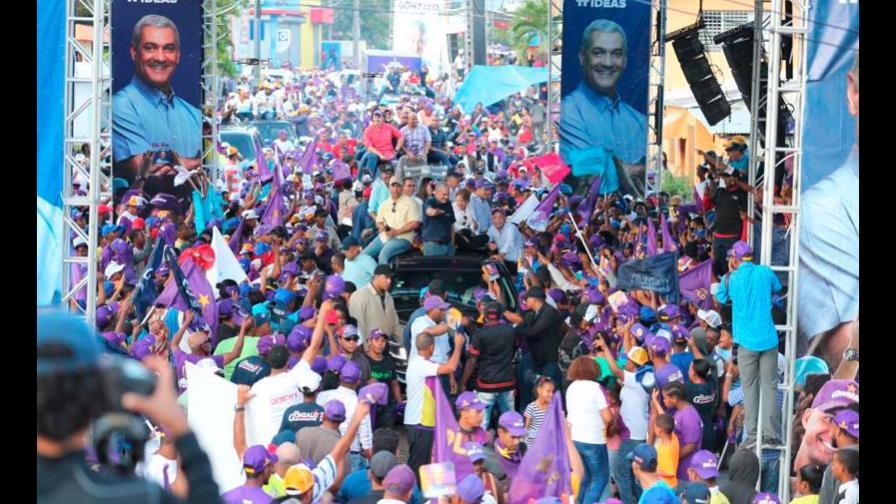 Gonzalo Castillo recorre Barahona y promete desarrollo del turismo 