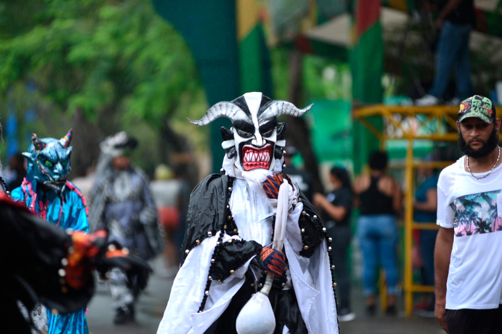 A pesar de lluvias Carnaval Vegano se celebra personas llegan con sombrillas para darse cita a la última salida del mejor carnaval del país, el Carnaval Vegano 2020