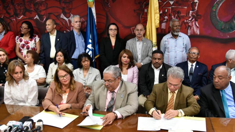 Médicos que trabajan bajo estrés comenzarán a cobrar 10 % de incentivos a partir de este mes Médicos que trabajan bajo estrés comenzarán a cobrar 10 % de incentivos a partir de este mes