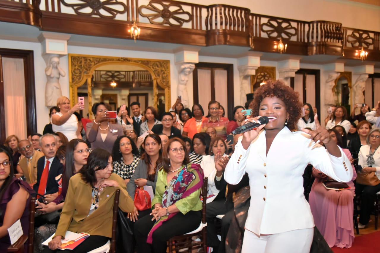 Aura Estrella, finalista de Dominicana´s Got Talent, amenizó el evento. 