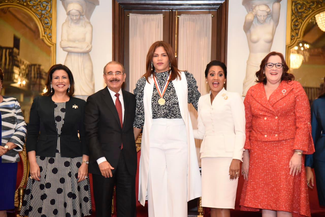 La deportista Priscila Rivera Brenes (centro) figura entre las mujeres reconocidas. 