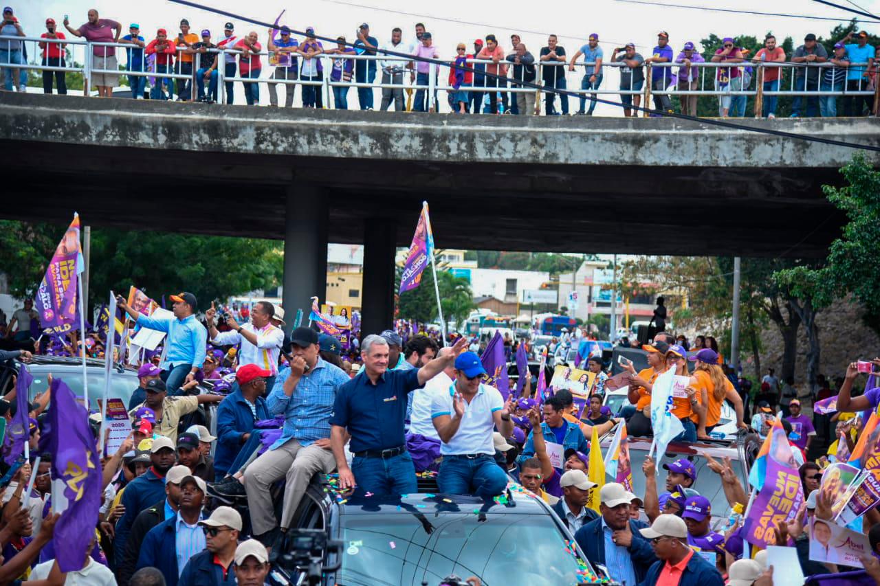 Gonzalo Castillo y Abel Martínez encima de un vehículo durante la caravana.