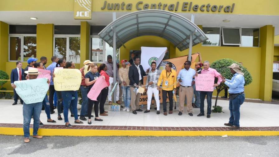 Se encadenan candidatos de movimientos minoritarios en la JCE Se encadenan candidatos de movimientos minoritarios en la JCE