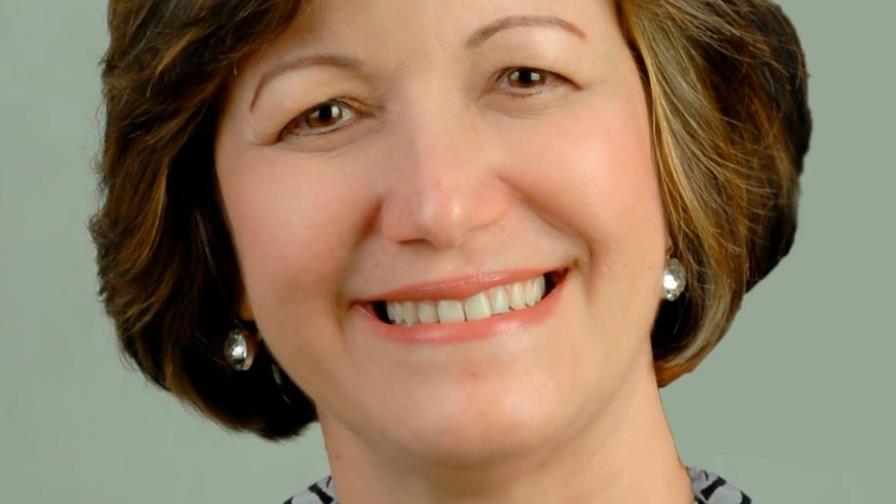 Inscriben a Aura Celeste Fernández como candidata a diputada por Alianza País en la capital