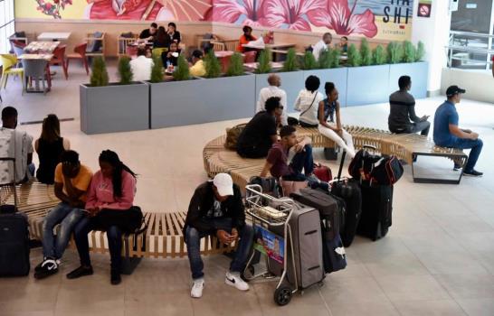Pasajeros que ingresan al país por el aeropuerto Las Américas hablan de los chequeos por coronavirus