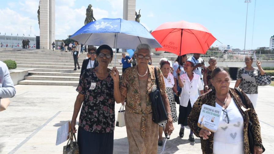 Adultos mayores en la Plaza de la Bandera hacen plegaria por la paz de las elecciones 