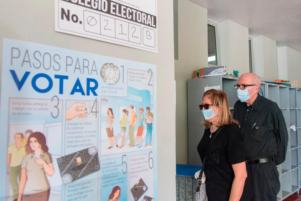 Algunos votantes se protegieron contra el coronavirus.