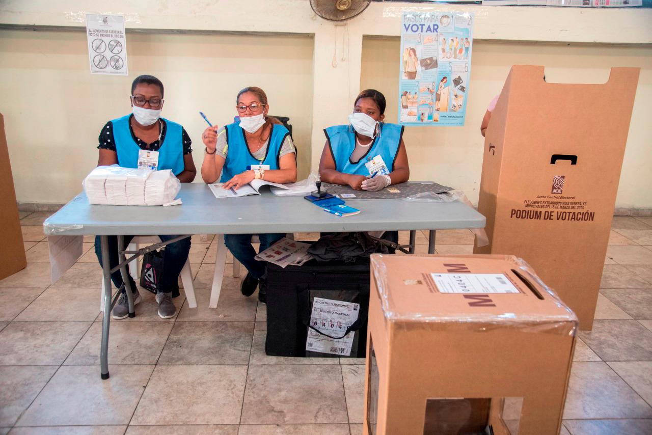 Estas son de las pocas personas que se protegieron en las áreas de votaciones.