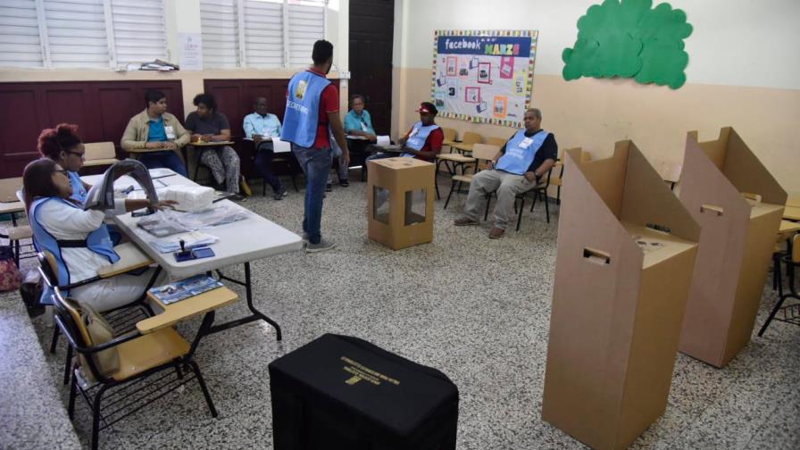 Mesas electorales del Colegio Don Bosco avanzan en el montaje sin contratiempos Mesas electorales del Colegio Don Bosco avanzan en el montaje sin contratiempos