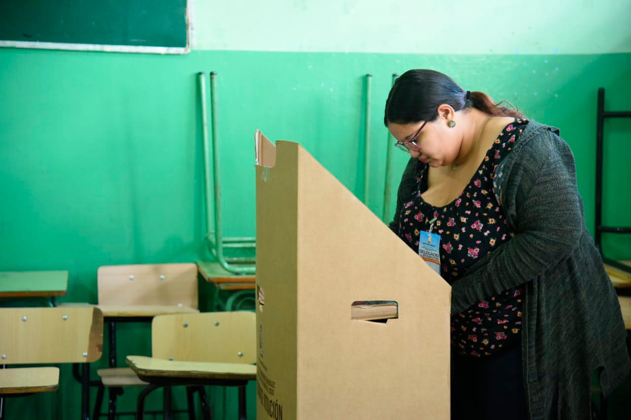 Votaciones se inician pasadas las 7:30 en escuela República de Panamá 