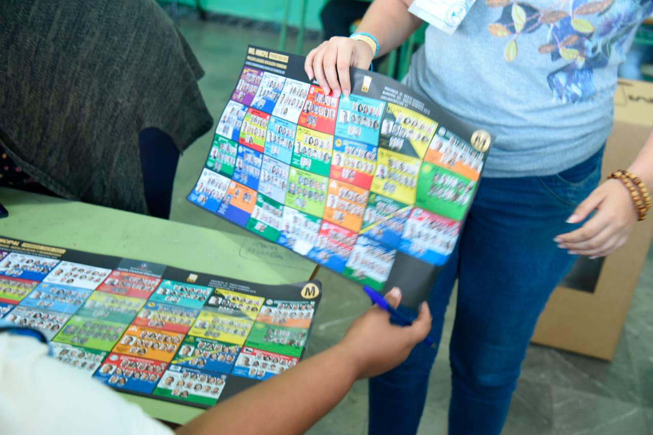 Un ciudadano recibe la boleta municipal.